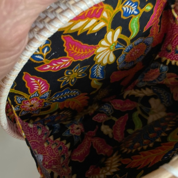 Cute Round Tan Woven Straw Crossover Purse. - Picture 4 of 16